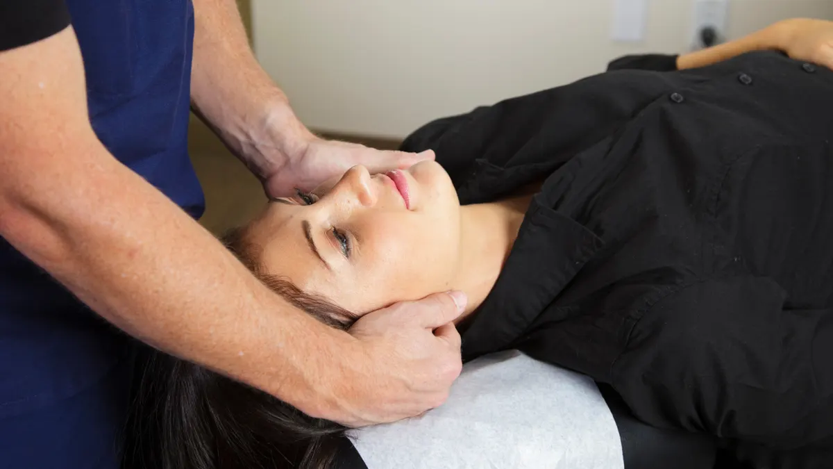 chiropractor cracks